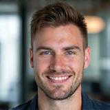 Tomas Biliūnas, mokesčių konsultantas startuoliams, rodo pasitikėjimą ir žinias.